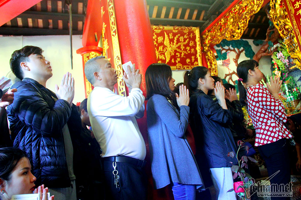 Vàng mã đốt nghi ngút, tiền lẻ rải kín phủ Tây Hồ rằm tháng Giêng Vàng mã đốt nghi ngút, tiền lẻ rải kín phủ Tây Hồ rằm tháng Giêng